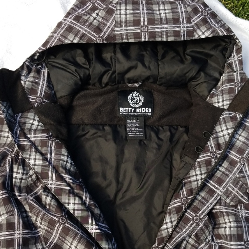 Betty rides women's snowboard/ski jacket